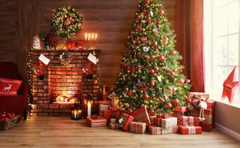 piros karácsonyfa kandallóval