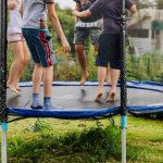 Egy kis testmozgás – trambulin a kertben