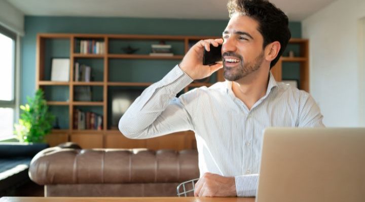 home officeban dolgozó férfi